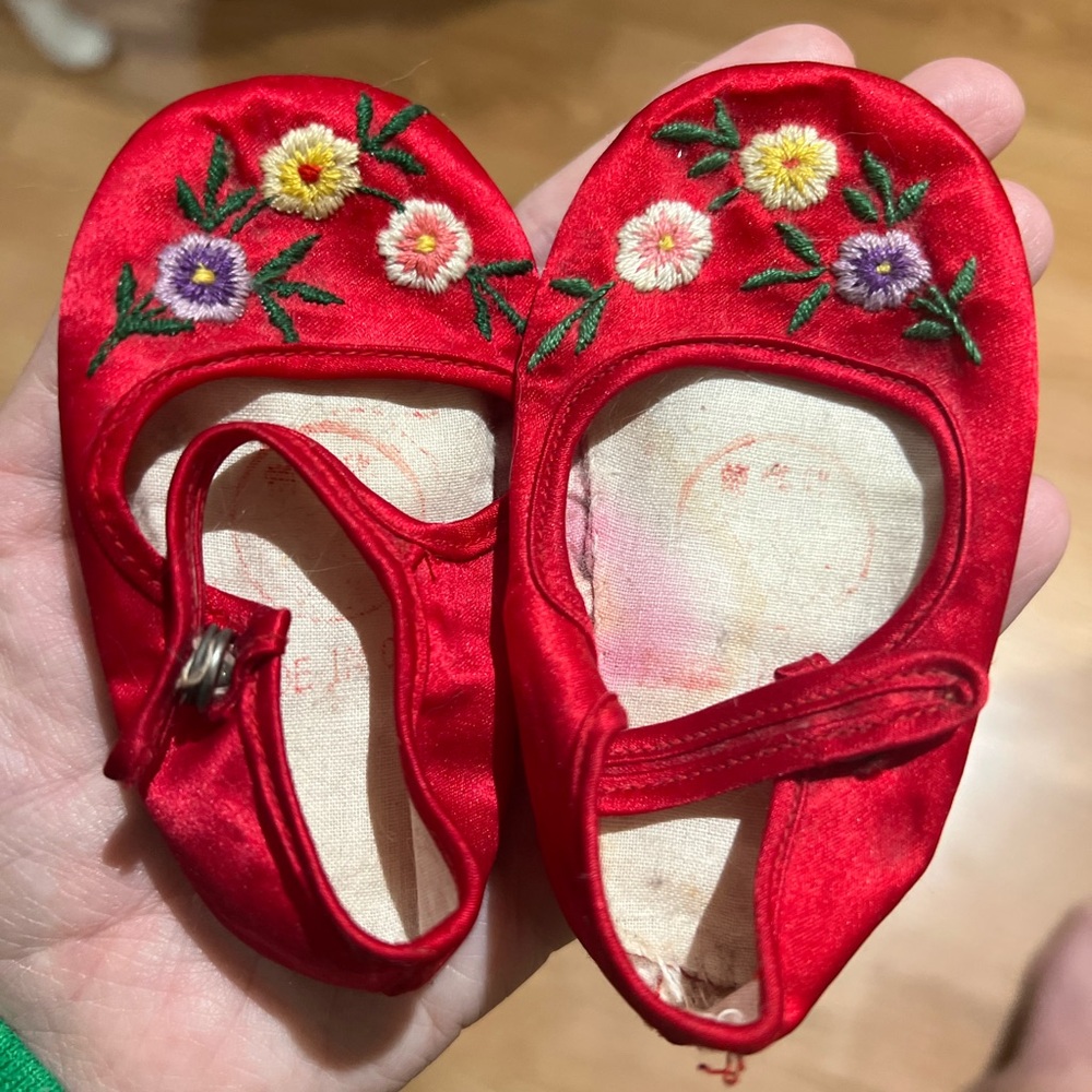 Embroidered infant shoes
